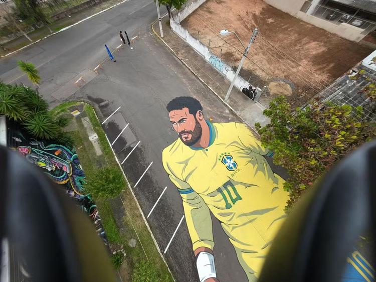 Neymar ganha versão gigante de 850 m² no asfalto e vira atração em rua no RS; CONFIRA