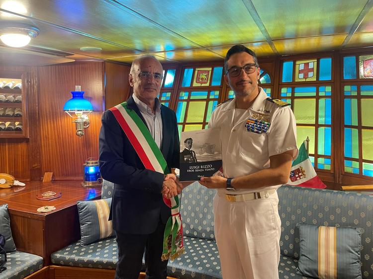 La "Palinuro" a Milazzo, visita istituzionale del vicesindaco Romagnolo a bordo della nave scuola. Gli orari di visita per la cittadinanza