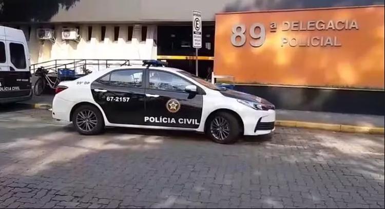 Suspeitos armados com fuzis roubam carro após ataque a tiros em Resende
