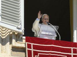Leone XIV sarà operato al polmone: l’annuncio all’angelus, le reazioni da Cei e Quirinale e i precedenti dei Papi