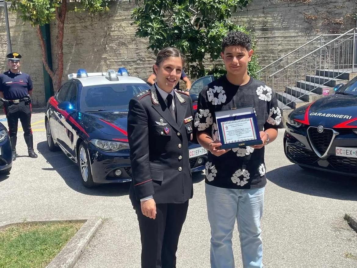Dedica la tesina di terza media all’Arma: studente di Sassano premiato dai carabinieri