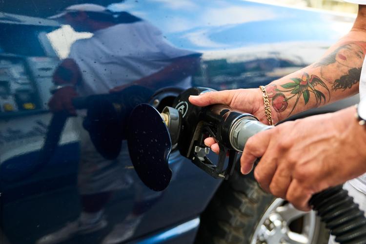 Preço da gasolina reduz em 94 postos em uma semana e chega a R$ 6,14 em João Pessoa, diz Procon