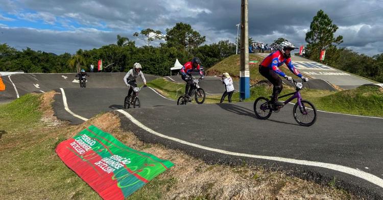 Atletas de 10 estados disputam Copa Brasil de BMX em Balneário Camboriú