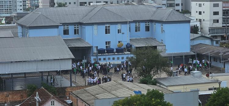 “Sete anos. É muito tempo. Isso é uma incompetência gigantesca do governo do estado”, relata vereador sobre situação da rede elétrica do Estadual Farroupilha