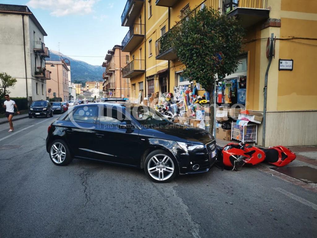 Incidente a Sapri: scontro violento tra auto e moto in via Kennedy, un ferito grave