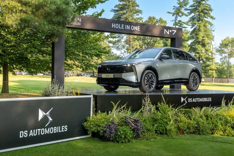 DS N°7, si aprono gli ordini per l’ambizioso C-SUV prodotto in Italia: i prezzi