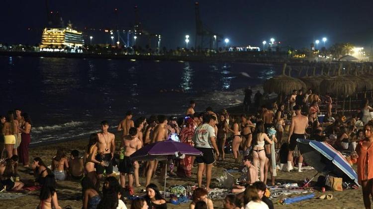 La fiesta no para en Málaga: la Noche de San Juan abarrota las playas en busca de la buena fortuna