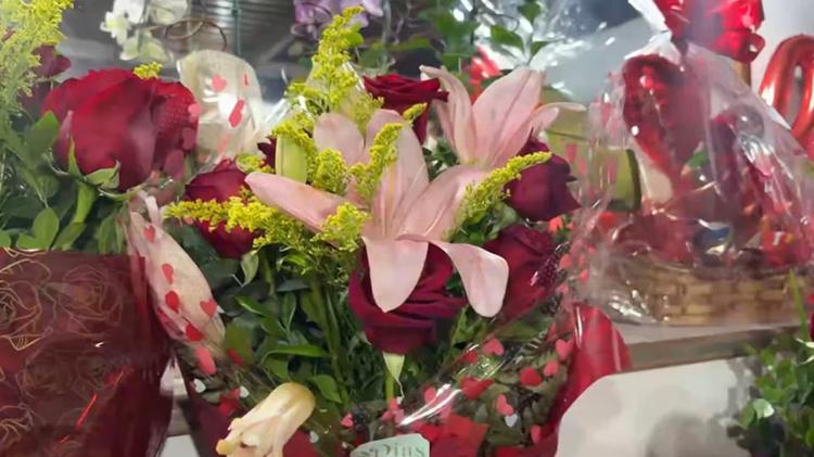Deixou para a última hora? Aprenda a montar arranjos de flores mais baratos para não passar batido no Dia dos Namorados