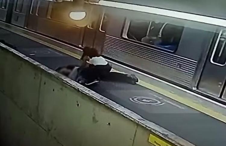 Vídeo mostra momento em que jovem que teve o maxilar fraturado é agredida no Metrô de SP