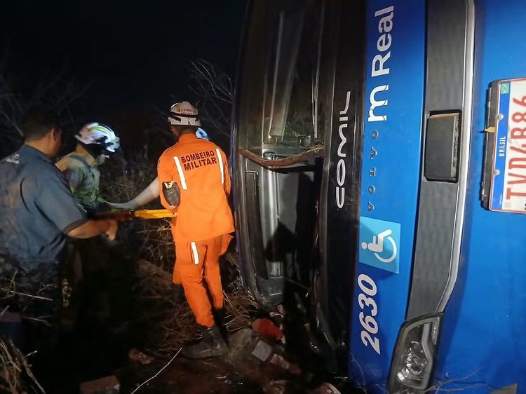 Mulher comprou passagem de ônibus que tombou na Bahia e deixou 7 mortos, mas não embarcou
