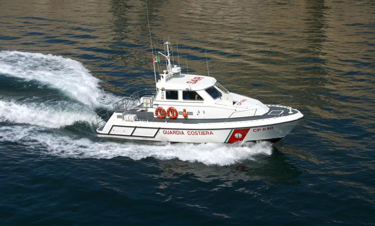 Natante imbarca acqua, famiglia di turisti messa in salvo nel Brindisino