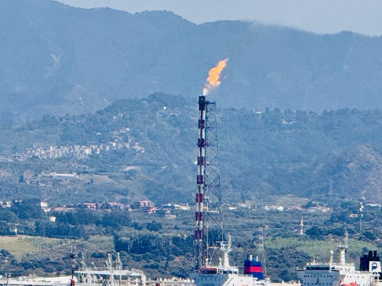 Raffineria di Milazzo, torcia in azione a causa di un abbassamento controllato degli impianti