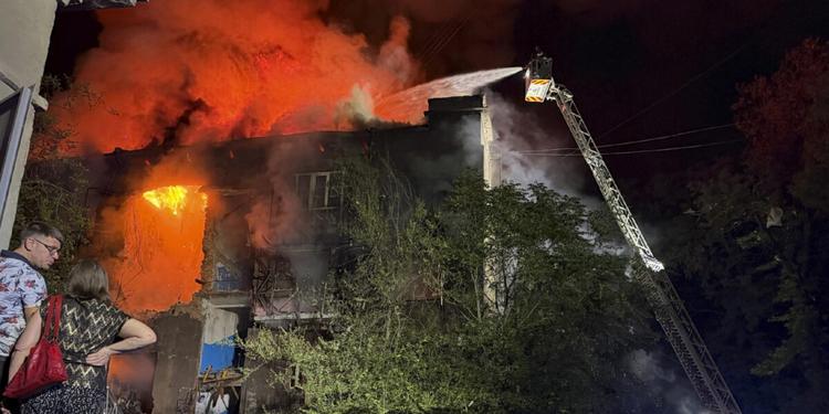 Ucraina, il Cremlino contro il vertice di Parigi: «Volenterosi istigatori di guerra». Droni su Mosca, tre morti
