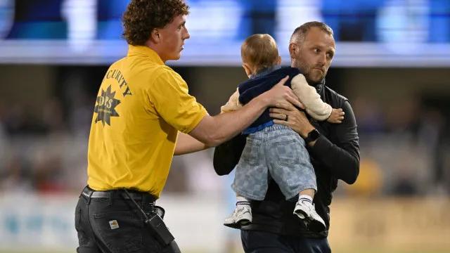 Partida de futebol é interrompida após bebê 'invadir' o campo; vídeo