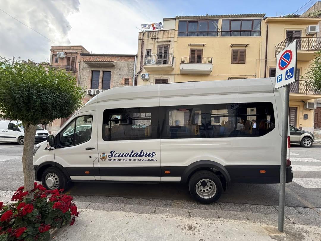 Informiamo la cittadinanza che oggi pomeriggio è stato consegnato il nuovo scuolabus del Comune di Roccapalumba.  Il fin...