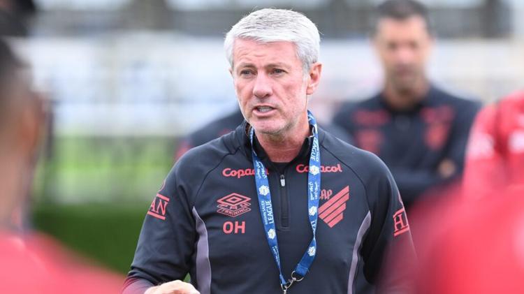 Odair prepara Athletico-PR durante pausa