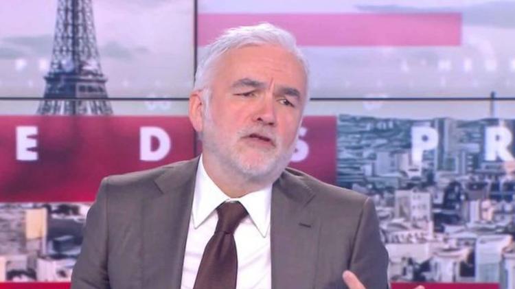 Pascal Praud diffuse une fausse couverture de magazine en direct et s’attire les foudres de Yaël Braun-Pivet : "Je saisis l’Arcom"