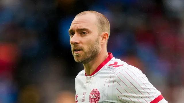 Christian Eriksen desmaia durante jogo da Dinamarca cinco anos após parada cardíaca