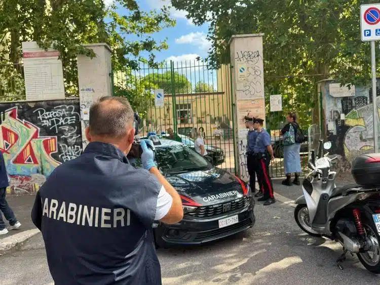 Roma, studente di 13 anni spruzza spray urticante e accoltella una professoressa a scuola: fermato dai carabinieri