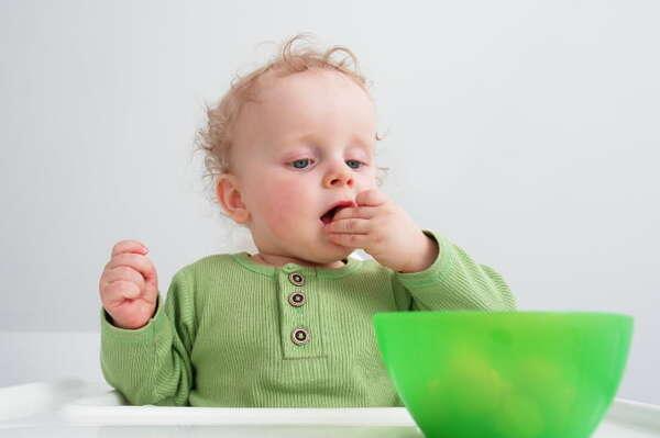 Soffocamento nei bambini: prevenzione, cibi a rischio e manovre salvavita