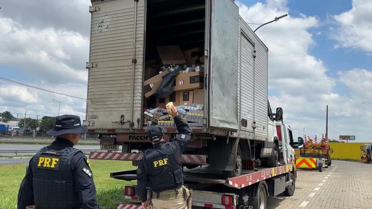 Perseguição na Dutra termina com homem preso após roubo de carga de cigarros em Jacareí, SP