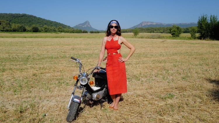 Gard : Saint Loup lance « Le Bandou », un accessoire de mode qui participe à la renaissance de la soie française