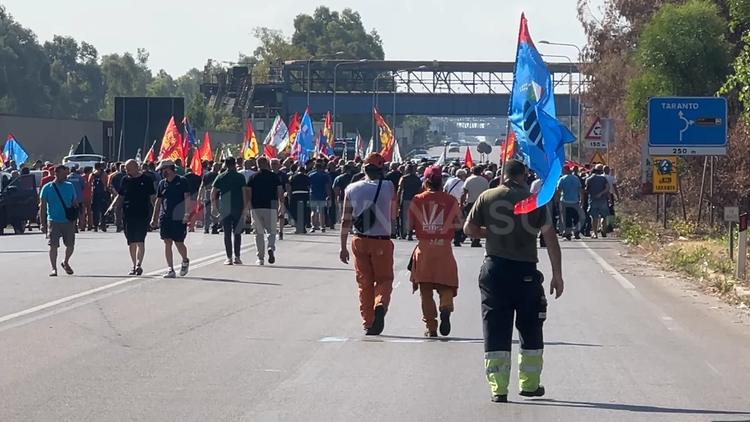 Ex Ilva, Cisl boccia licenziamenti indotto: “Decisione irricevibile”