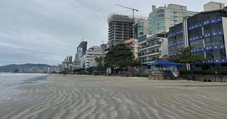Ministério Público aciona Justiça e pede suspensão de licitação e licença do alargamento da faixa de areia, em Itapema