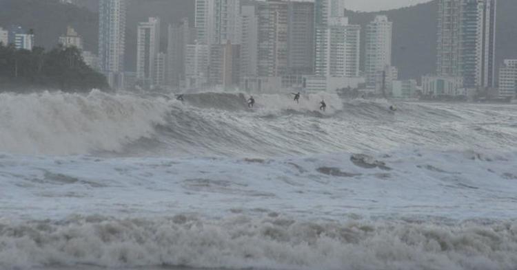 Mar agitado e risco de ressaca com ondas de até três metros atingem litoral de SC até quinta-feira