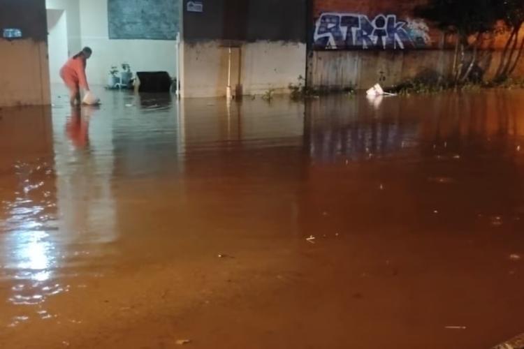 Paraná enfrenta quarto dia de chuvas com famílias desalojadas, tornados e rios em elevação