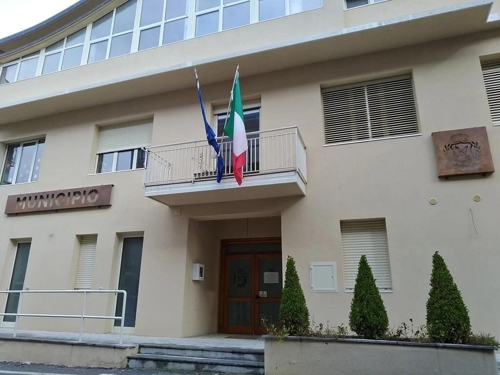 Scuola primaria di Poderia, i cittadini chiedono chiarezza sul piano di abbattimento e sul futuro del plesso