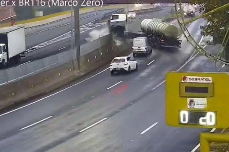 VÍDEO: Motorista perde controle de caminhão-tanque, bate em mureta e invade pista contrária na BR-116, no RS
