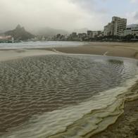 Ressaca do mar causa impactos em orla da praia e mais de 100 agentes da Comlurb atuam em limpeza