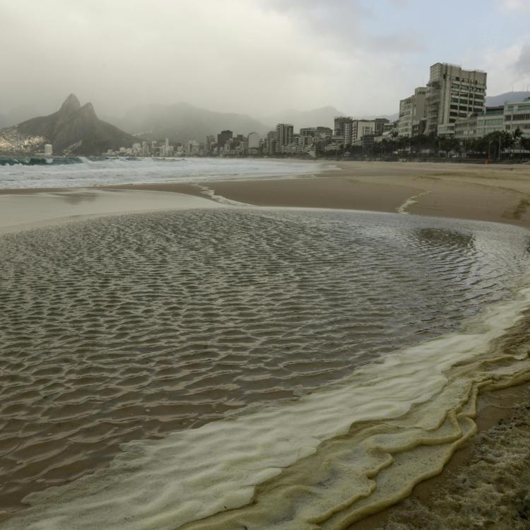 Ressaca do mar causa impactos em orla da praia e mais de 100 agentes da Comlurb atuam em limpeza