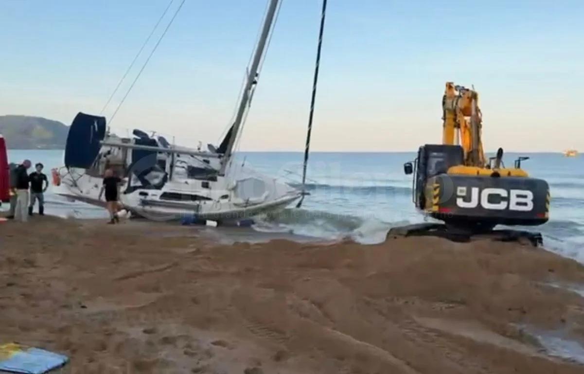 Castellabate, rimossa la barca a vela arenata sulla spiaggia di Lago