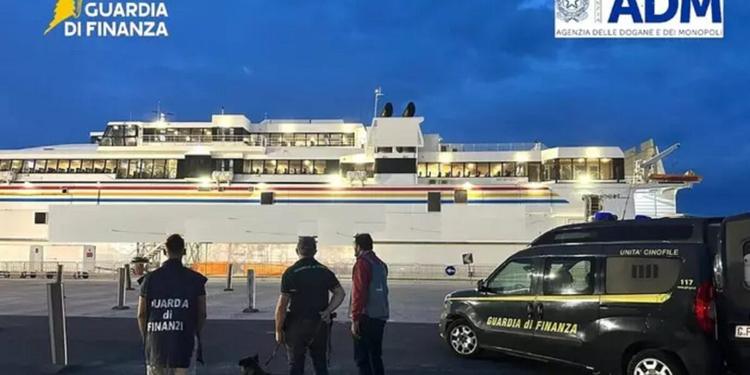 Lingotti d'oro, gioielli e orologi di lusso sequestrati nel porto di Pozzallo: erano in una cassaforte trasportata su un'auto diretta a Malta