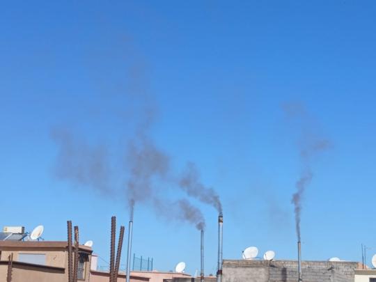 مواد ممنوعة لتشغيل حمام..مواطنون ينتقدون السلطات ويطالبون بتدخل والي جهة مراكش