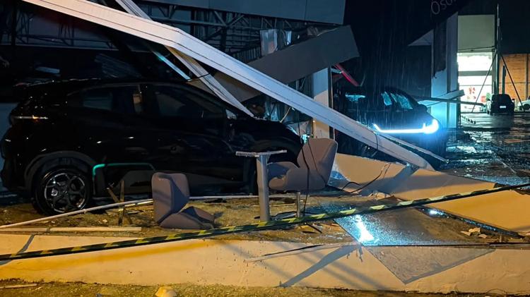 Chuva com granizo e vento de mais de 85 km/h destelha mil casas, derruba árvores e postes no RS