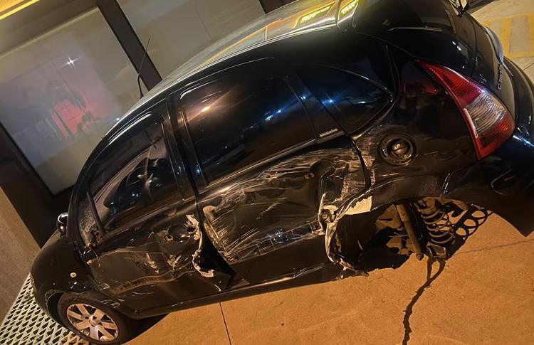 Carro parado na rua fica destruído ao ser arrastado por ônibus do transporte público em Ribeirão Preto, SP; vídeo