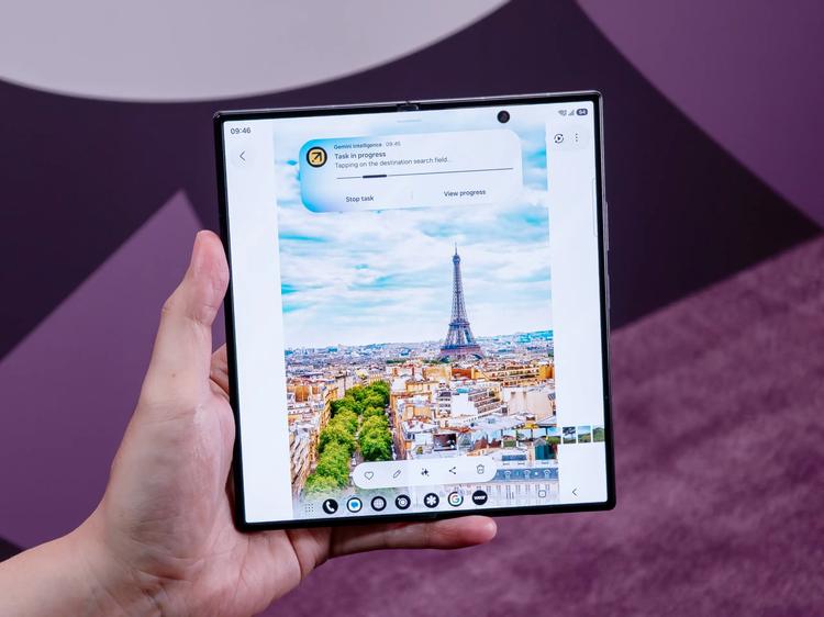 225 lifestyle galaxy zfold8 ultra notesbooks in gemini 1 scaled