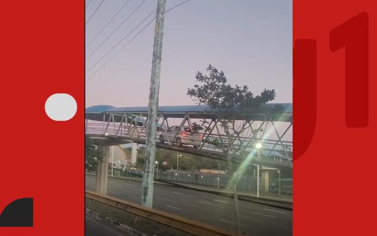 VÍDEO: Carro invade rampa de passarela em Salvador e precisa dar ré após ficar preso
