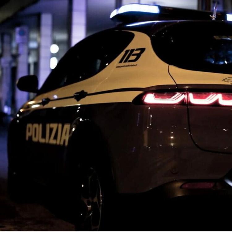 Choc a Salerno, ragazza accoltellata alle spalle da uno sconosciuto: è grave