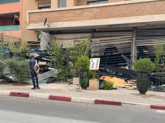 سلطات الحي الشتوي بمراكش تهدم طنفا لمطعم بسبب استغلال الملك العمومي