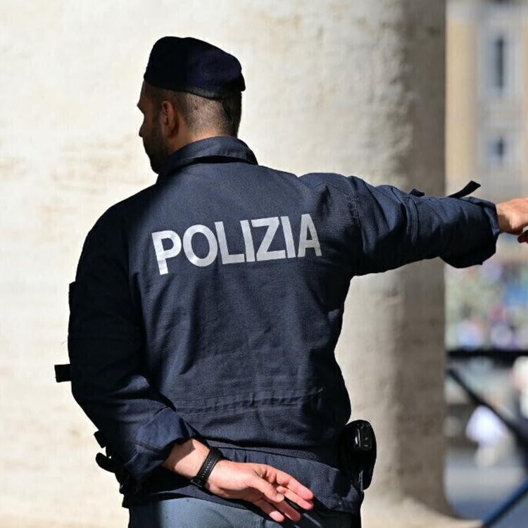 Uccidono un uomo sulla banchina della stazione di Milano e fuggono in treno