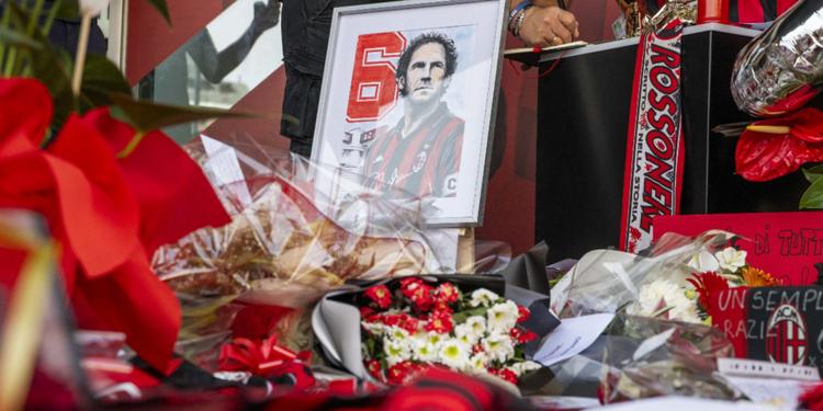 È il giorno dell'addio a Franco Baresi, lo striscione della Sud: “Leggenda immortale”. Ovazione per Maldini