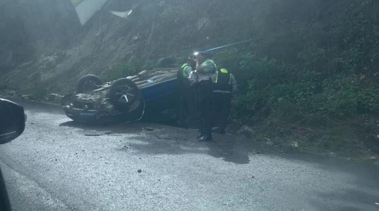 ¡Tragedia evitada en el Cañón de Lobos! Volcadura en la Cuautla-Cuernavaca colapsa el tráfico a la capital