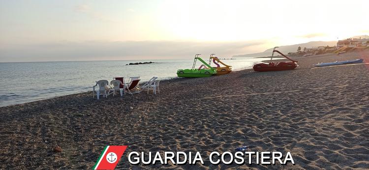 Rometta, spiaggia invasa da ombrelloni “segnaposto”. Capitaneria di Milazzo sequestra 40 ombrelloni