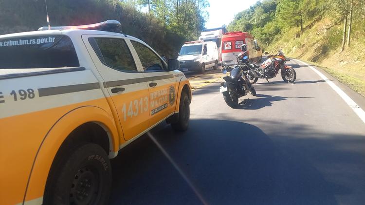 Acidente deixa motociclista gravemente ferido na ERS-122, em Caxias do Sul