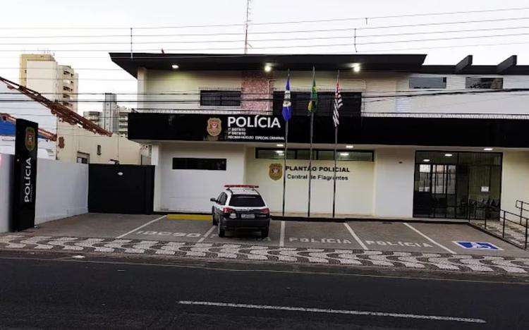 Mãe e padrasto são presos suspeitos de envolvimento no estupro de jovem