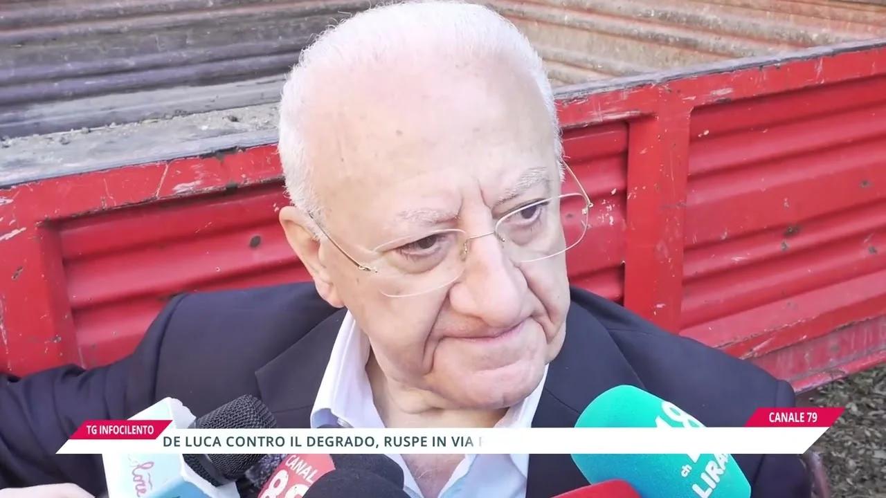 Salerno, De Luca contro il degrado, ruspe in via Fornar: «qui bivacchi e droga»